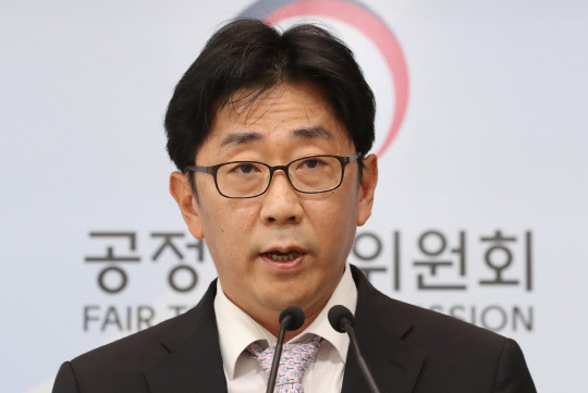 29일 오전 정부세종청사 공정거래위원회에서 인민호 소비자안전정보과장이 '바이러스 99.99% 제거' 등 공기청정기 성능 관련 부당광고를 한 사업자에 대해 시정조치를 했다고 밝히고 있다.